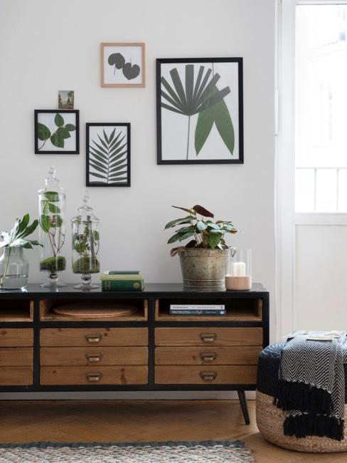 Bilderrahmen in Wohnzimmer über Kommode