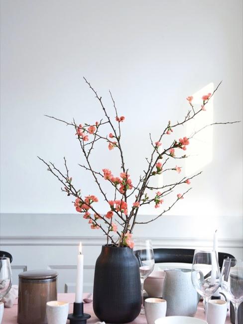Decoración de mesa de primavera decoración de mesa con un jarron con flores