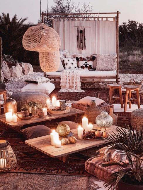 Ogród w stylu boho z lampionami i Åwiecami
