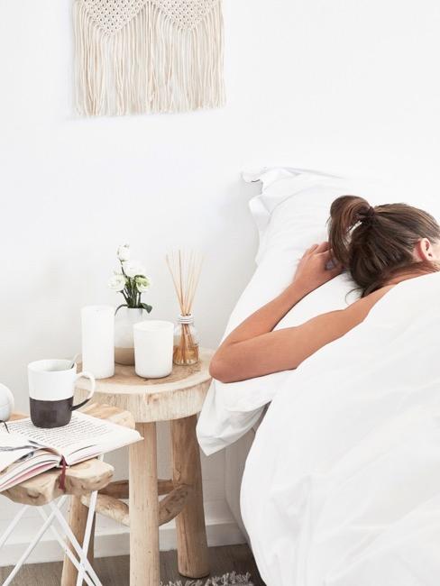 Besser schlafen Nahaufnahme Bett mit schlafender Frau