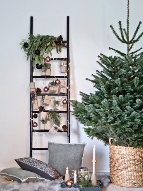 Adventskalender Leiter mit Weihnachtsdekoration und Adventsgeschenken
