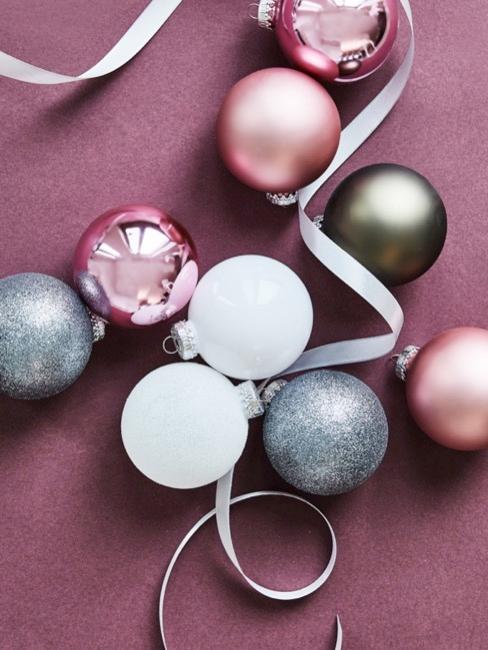 Boules de Noël Boules de Noël colorées sur fond violet