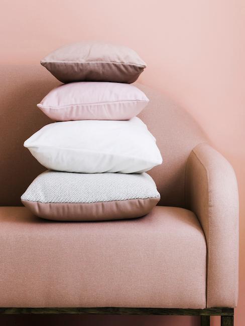 Coussins décoratifs Pile de coussins décoratifs sur fond vieux rose