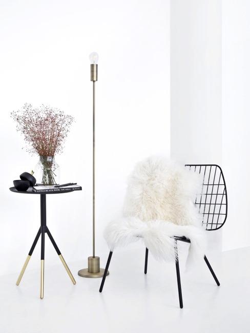 Silla negra con piel sintética de oveja blanca