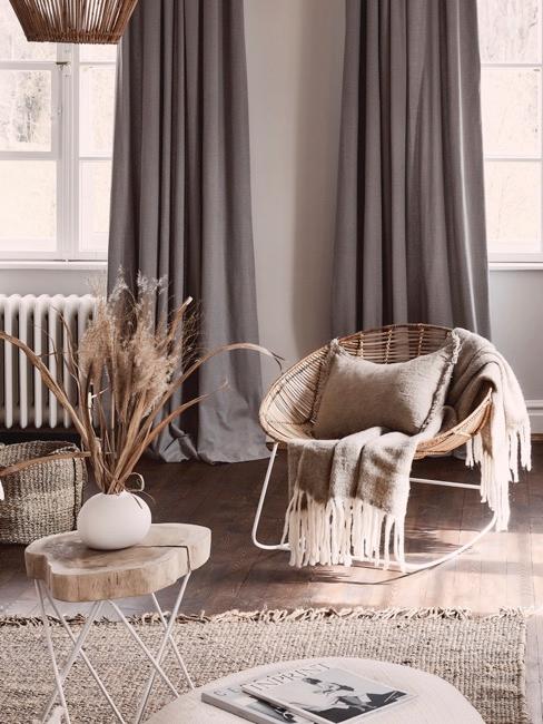 Rideaux occultants suspendus dans le salon Salon avec chaise devant la fenêtre avec rideaux