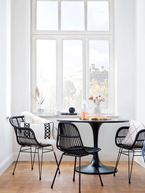 Mesa de comedor con sillas y ventana