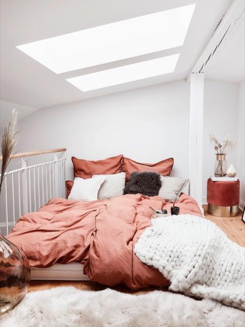 Chambre à coucher; draps de lit rose saumon et murs blancs
