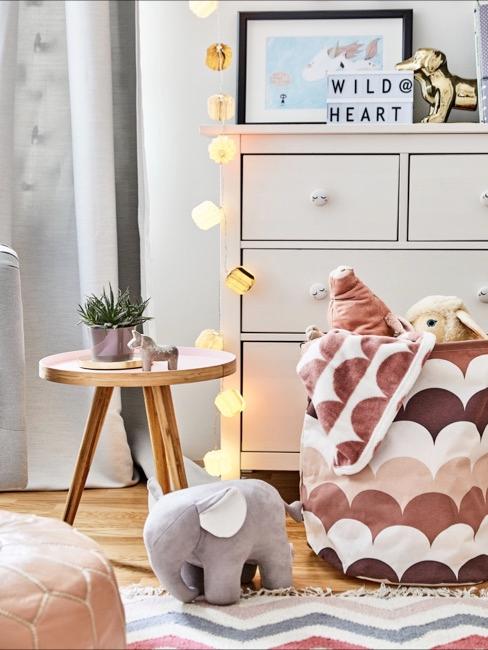 Kleines Kinderzimmer einrichten Nahaufnahme Kommode in kleinem Kinderzimmer