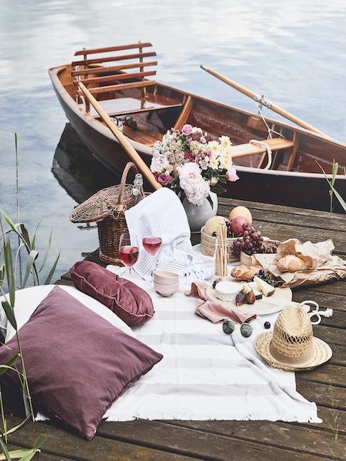 Piknik Koc piknikowy na nabrzeżu nad jeziorem