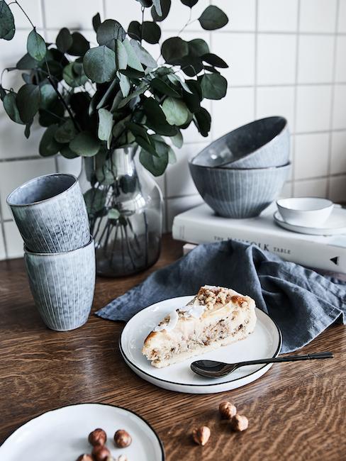Gres Bols, plato de tarta y flores, todo en material gres