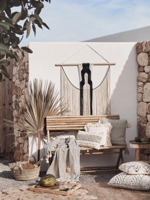 Balcon avec éléments décoratifs naturels et mobilier