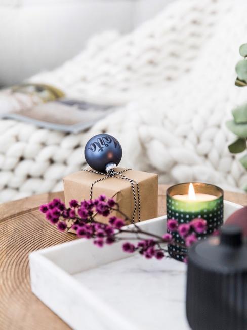 Cadeaux DIY Gros plan sur la table d'appoint avec cadeau emballé
