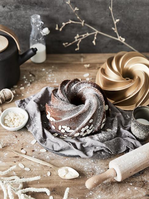 Cadeau pour Pâques pour les parents Gros plan sur le plan cuisine de préparation d'un gâteau comme cadeau pour les parents à Pâques