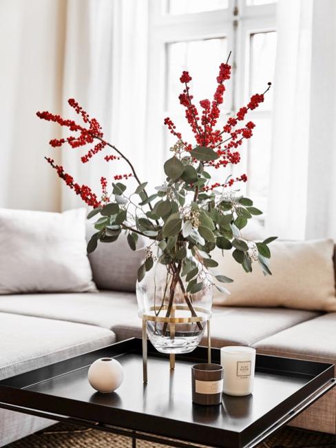 Cadeau d’anniversaire, fleurs table basse avec fleurs en vase pour l'anniversaire