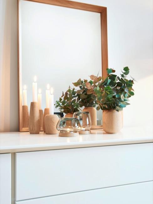 Commode blanche avec miroir et vases en bois