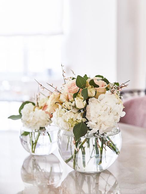 Cadeau pour la fête des mères Fleurs pastel dans un vase boule transparent sur table en marbre beige