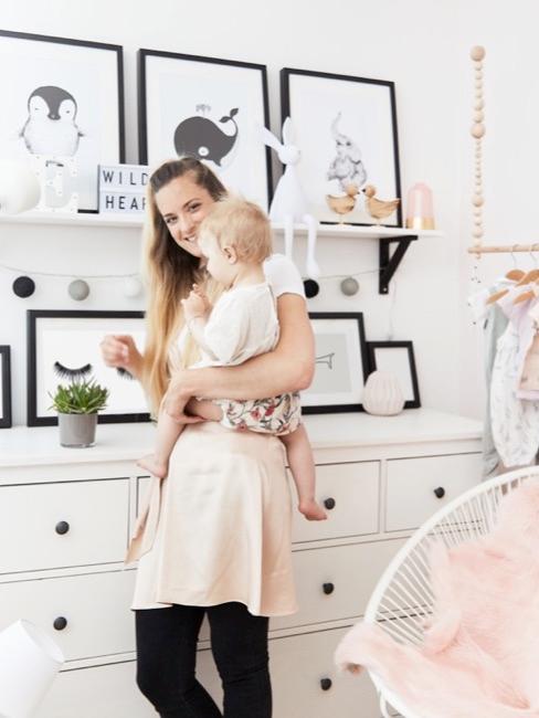 Mutter Baby Deko Mutter mit Kind in Babyzimmer mit Deko