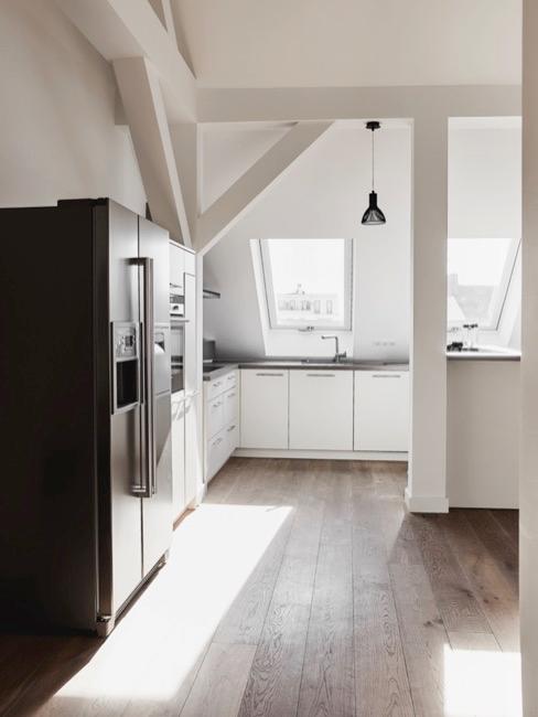Rangement frigo Cuisine blanche avec grand réfrigérateur