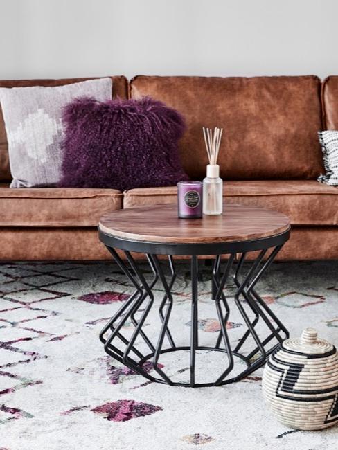 Salón con sofá de cuero y mesa de centro con un ambientador
