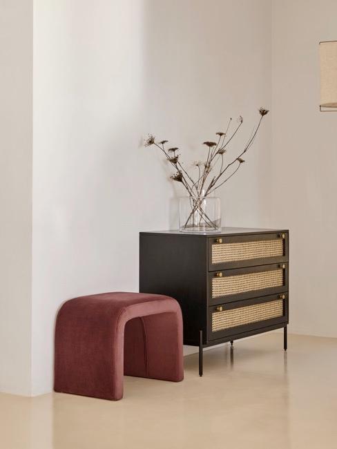 Feng shui Korytarz z komodą, stołkiem i małą dekoracją