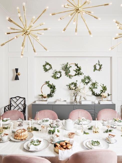decoración para bautizo mesa con sillas rosas, decoraciones y vajilla, lámparas doradas