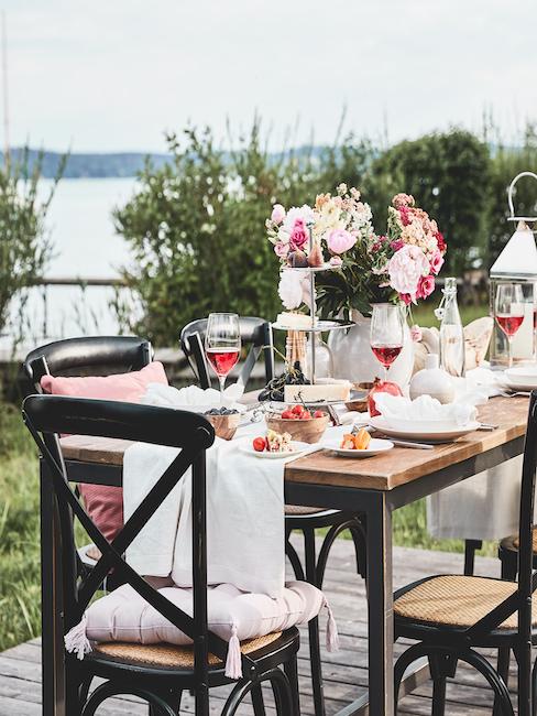 Style rustique Table rustique dans le jardin