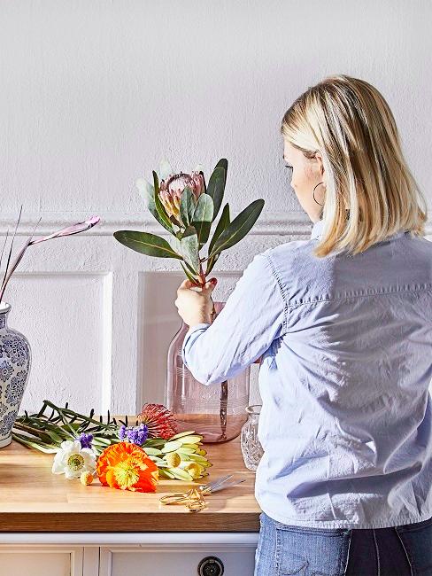 Decoración con jarrones Mujer con flores