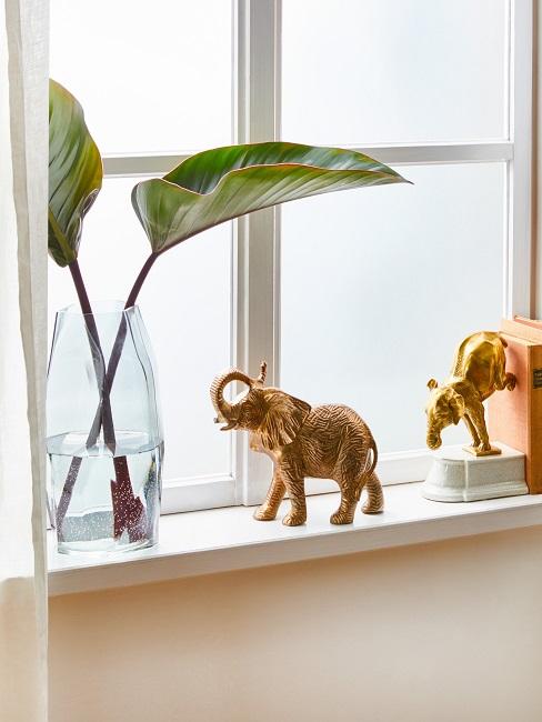 Fenster dekorieren Pflanze Bücher Figur Elefant Fenster mit Fensterbrett auf dem Bücher, eine Vase mit Blättern und eine Elefantenfigur dekorativ aufgestellt sind
