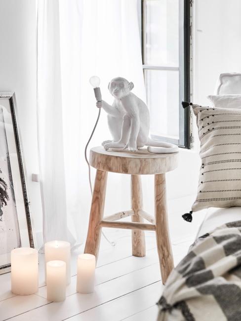 Decoración con materiales naturales Dormitorio con banqueta de madera y lámpara blanca