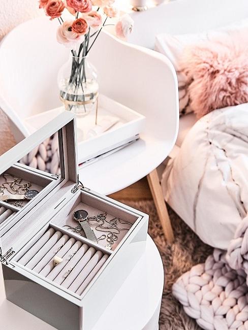 Coffret à bijoux sur une étagère dans la chambre à coucher Coffret à bijoux sur une étagère dans la chambre à coucher