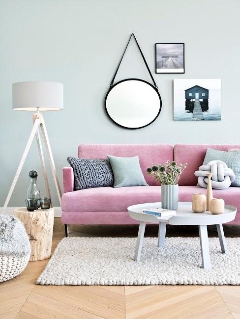 salón escandinavo con sofá de color rosa