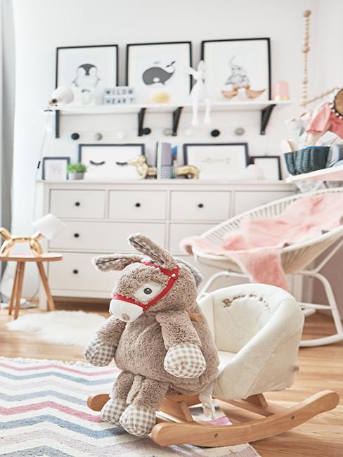Bilder im Maedchen-Kinderzimmer