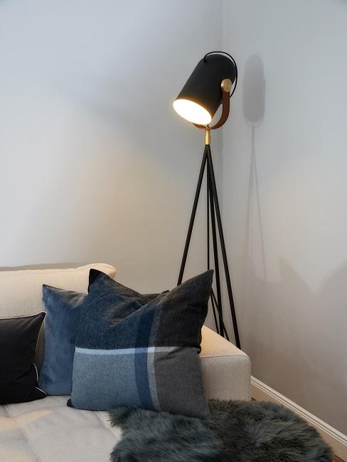 Czarna lampa stojÄ
ca obok sofy w salonie