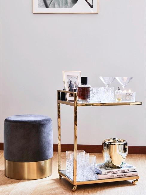 Hausbar Goldener Barwagen mit Bargläsern und Accessoires