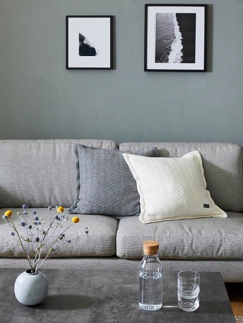 Gris perla sofa gris perla decorado con cojines y pared gris