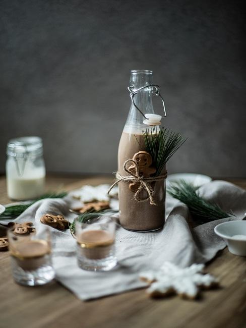 Botella decorada con una galleta de jengibre