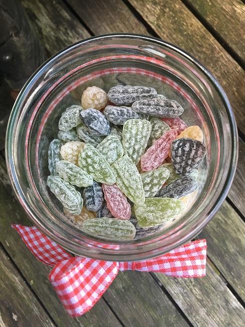 Bonbonnière Bonbons dans une bonbonnière avec un ruban décoratif