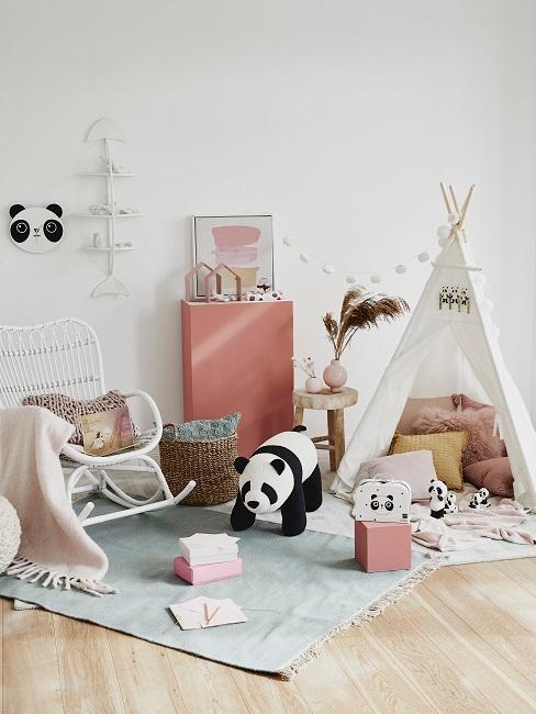 Spielecke mit kleinem Zelt, Schaukelstuhl, Panda Deko und Teppich