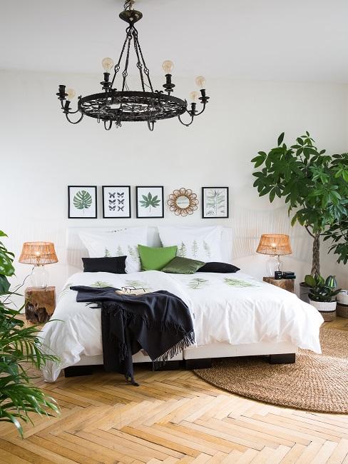 Bilder Schlafzimmer Schlafzimmer mit großem Bett, darüber eine Wandcollage und ein schwarzer Kronleuchter