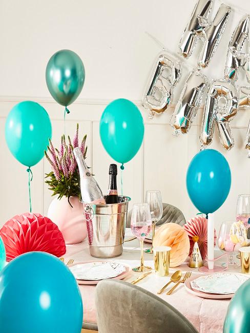 decoration avec des ballons Ballons de différents tons de turquoise attachés à la table de fête