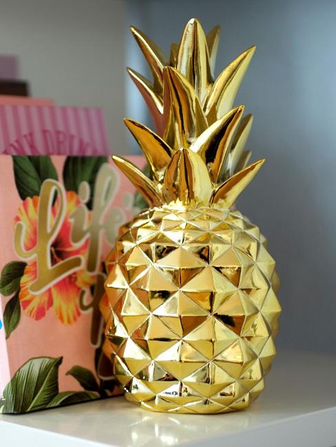 Piña dorada como sujetalibros