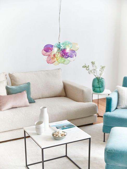 Lámpara de diseño sobre el salón