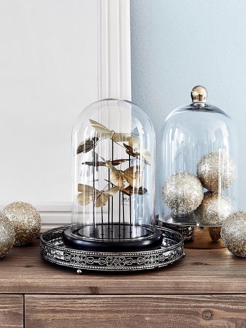 Cloche en verre Cloche à verre avec des papillons comme décoration