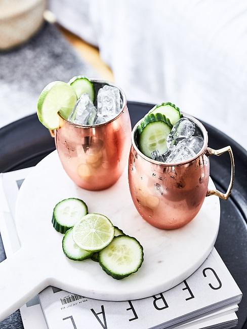 Przepisy na drinki Miedziany kubek z Moscow Mule na marmurowym stoliku