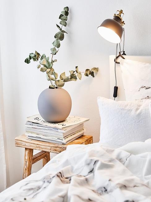 Dormitorio decorado con eucalipto