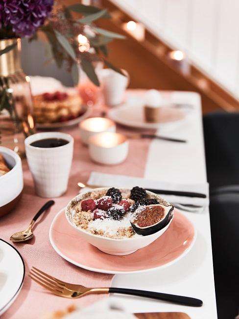 Pomysły na szybkie śniadanie Różowa miseczka z muesli na stole
