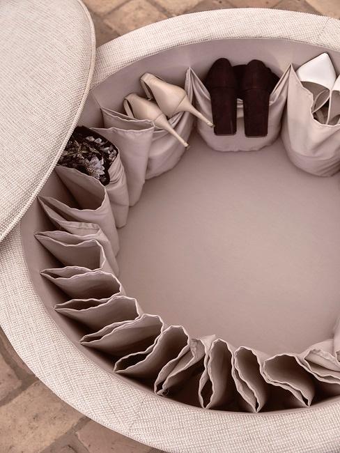 Przechowywanie butów Buty schowane w pufie