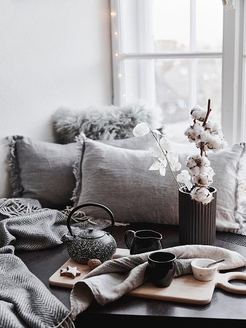 Ramas de algodón Salón con desayuno y decoración con ramas de algodón
