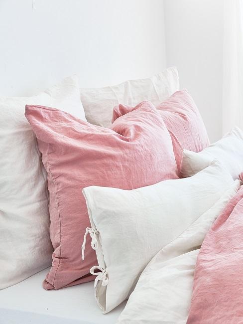 Bett mit weiÃer und rosa Bettwäsche im Schlafbereich