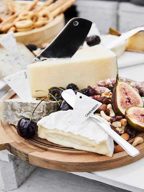 Plateau avec différents types de fromage